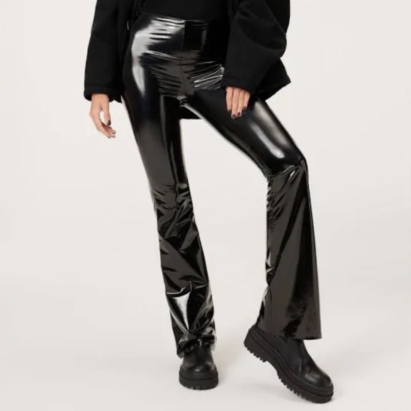 NEW! Good American pull on Glossy Black liquid vinyl Flare Pants - Picture 4 of 14